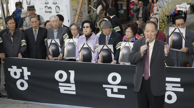 독립운동가 김좌진 장군의 손자인 김경민 광복회 문화위원회 위원장이 25일 서울 종로구 광화문광장에서 국정 교과서에 반대하는 의미로 항일투사 후손들과 함께 기획한 ‘항일운동사 장례식’에서 조사 낭독을 하고 있다. 연합뉴스, 김성광 기자 flysg2@hani.co.kr