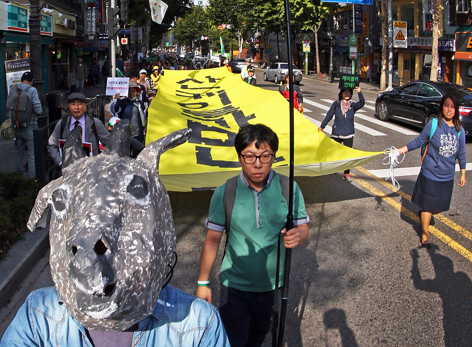 설악산국립공원지키기국민행동 회원들이 25일 오후 서울 종로구 마로니에 공원에서 사전 집회를 마친 뒤 종로를 거쳐 광화문광장까지 거리행진을 하고 있다. 이정용 선임기자 lee312@hani.co.kr