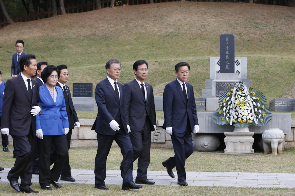 26일 오전 문재인 새정치민주연합 대표와 최고위원들이 서울 용산구 효창공원을 찾아 안 의사 묘역에서 참배한 뒤 백범 김구 선생의 묘역으로 들어서고 있다. 이정아 기자 leej@hani.co.kr