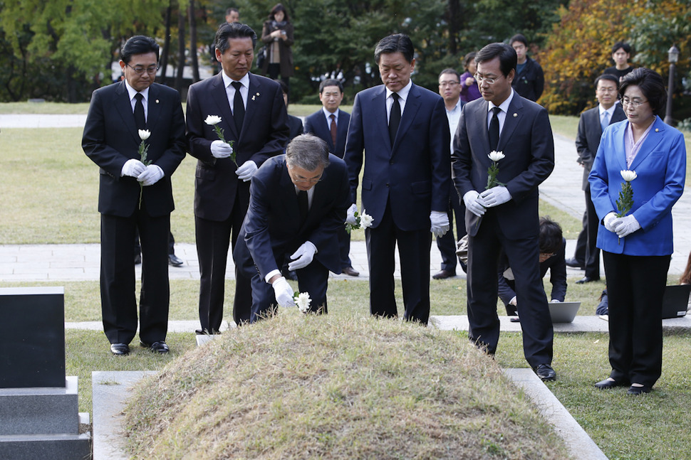 안중근 의사 안중근 의사가 이토 히로부미를 저격한 지 106주년이 되는 26일 오전 문재인 새정치민주연합 대표와 최고위원들이 서울 용산구 효창공원 삼의사 묘역을 찾아 안 의사의 가묘에 헌화하고 있다. 이정아 기자 leej@hani.co.kr