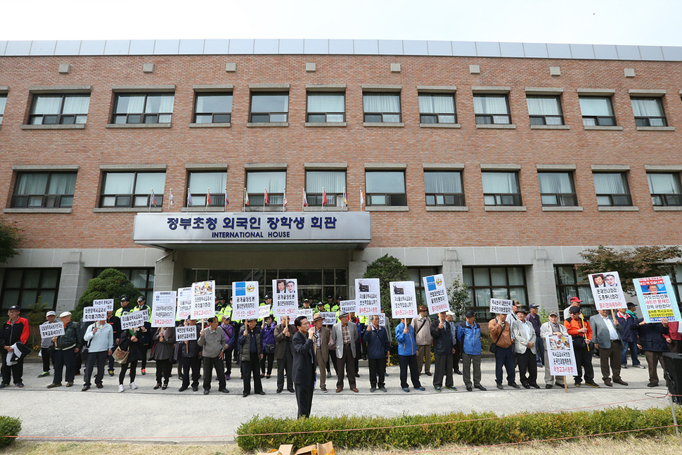 26일 오전 역사교과서 국정화 교육부 태스크포스(TF)팀 사무실이 있는 서울 종로구 동숭동  정부초청 외국인 장학생 회관  앞에서 어버이연합 등 보수단체 회원들이 집회를 열고 있다. 김태형 기자 xogud555@hani.co.kr