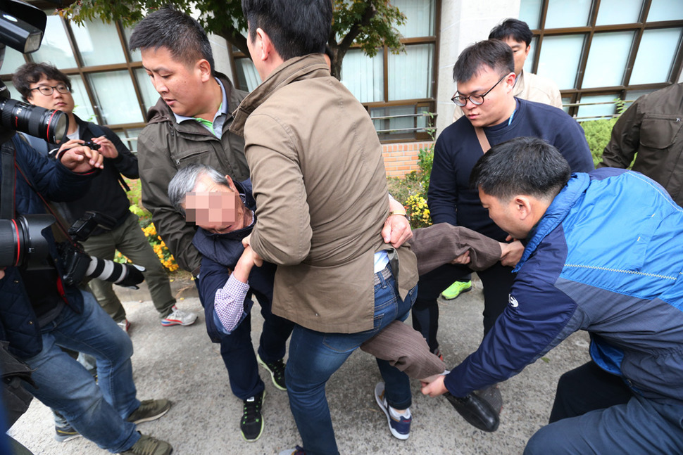 26일 오후 교육부 역사교과서 국정화 TF팀이 있는 서울 종로구 동숭동 정부초청 외국인 장학생 회관  앞에서 어버이연합 등 보수단체 회원들이 집회를 하던 중 한 참가자가 경찰을 폭행해 연행되고 있다. 김태형 기자 xogud555@hani.co.kr