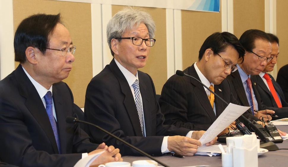 친박계 의원모임인 국가경쟁력포럼이 26일 오전 국회 귀빈식당에서 연 ‘교과서 국정화, 왜 필요한가‘란 주제의 토론회에서 권희영 한국학중앙연구원 교수(왼쪽 둘째)가 주제발표를 하고 있다. 이정우 선임기자 woo@hani.co.kr