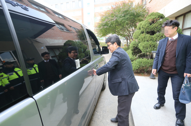 오석환 역사교과서 국정화를 위한 비공개 테스크포스팀(TF) 단장이 27일 낮 서울 종로구 동숭동 국립국제교육원의 정부초청 외국인장학생 회관 건물을 나와 차량에 탑승하려고 문을 열고 있다.   김태형 기자 xogud555@hani.co.kr