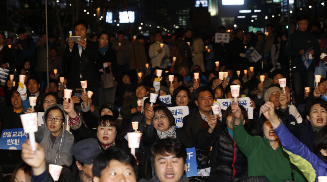 470여개 시민사회·교육단체 등으로 구성된 한국사교과서국정화저지네트워크, 한국사 교과서 국정화 반대 문화예술인모임, 새정치민주연합 의원 등이 27일 오후 서울 광화문광장에서 한국사 교과서 국정화 저지 문화제를 열고 촛불을 들어 올리며 국정화 중단을 외치고 있다. 이정아 기자 <A href="mailto:leej@hani.co.kr">leej@hani.co.kr</A>