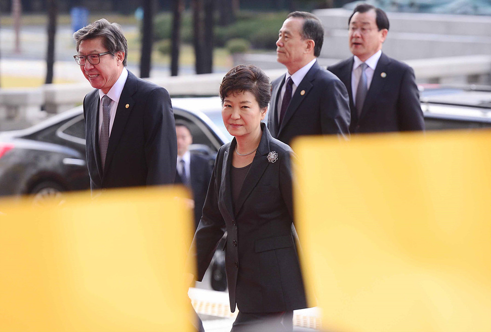 박근혜 대통령이 27일 오전 국회에서 시정연설을 하기 위해 박형준 국회 사무총장의 안내를 받으며 입장하고 있다. 공동취재사진