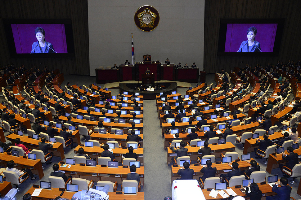 박근혜 대통령이 27일 오전 서울 여의도 국회에서 2016년 예산안 시정연설을 하고 있다. 공동취재사진