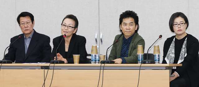 천경자 화백의 유가족들이 27일 오후 서울 중구 서울시립미술관 서소문 본관에서 기자회견을 하고 있다. 연합