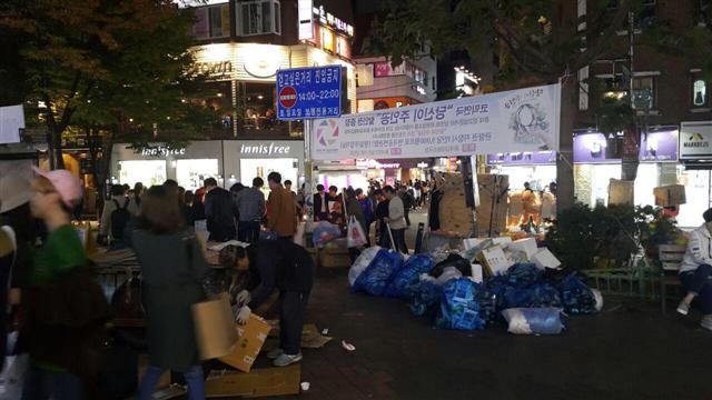 버스킹이 인기를 끌면서 주변 거리 상인들의 시름도 높아지고 있다. 사진 김미향 기자