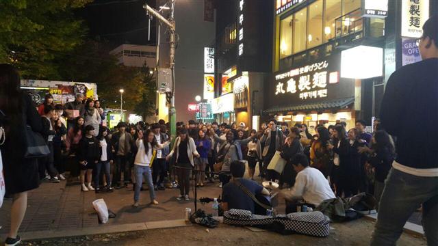 홍대 버스킹(거리공연). 사진 김미향 기자