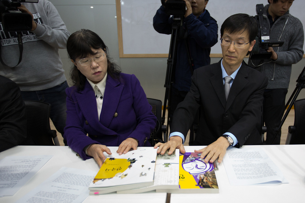 서울대 교수 372명과 명예교수 10명을 대표해 나온 12명의 교수가 28일 오전 서울 관악구 서울대학교 아시아연구소에서 기자회견을 열어 ‘다른 생각을 억누르는 나라에는 미래가 없습니다‘라는 제목으로 정부 및 여당의 역사교과서 국정화 강행 방침에 반대하는 내용을 담은 성명서를 발표하고 있다. 김성광 기자 flysg2@hani.co.kr