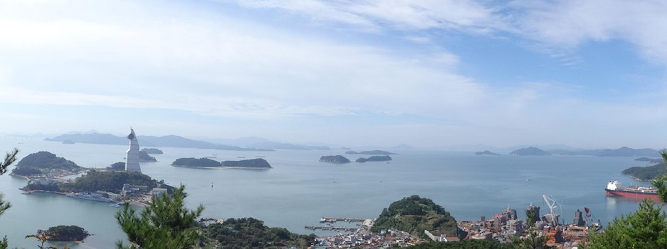 명동왜성에서 바라본 진해 앞바다. 오른쪽으로 멀리 거제도까지 한 눈에 들어온다. 창원/최상원 기자 csw@hani.co.kr