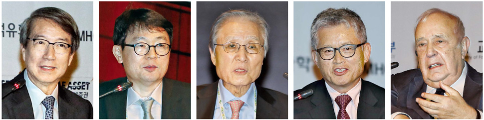 왼쪽부터 정운찬 동반성장연구소 이사장, 신관호 고려대 경제학과 교수, 박영철 고려대 석좌교수, 이지순 서울대 명예교수, 로버트 스키델스키 영국 워릭대 명예교수.