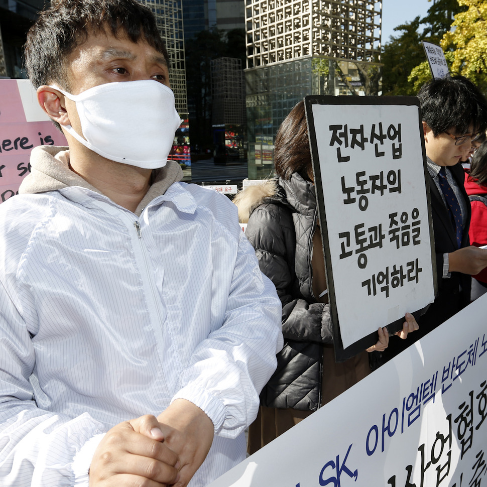 삼성반도체 피해자와 유족, 반올림 활동가, 노무사들이 29일 오전 서울 서초구 서초대로 삼성전자 본사 앞에서 기자회견을 하고 있다. 김명진 기자 littleprince@hani.co.kr