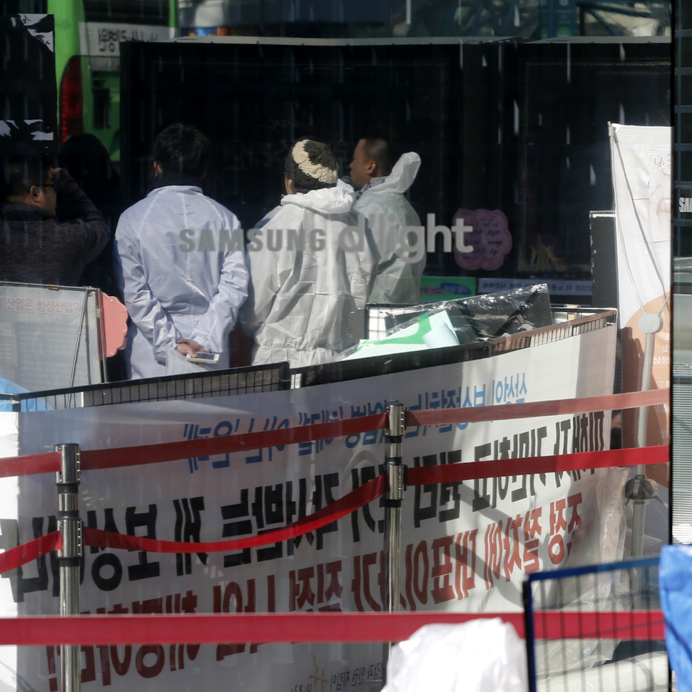 삼성반도체 피해자와 유족, 반올림 활동가, 노무사들이 29일 오전 서울 서초구 서초대로 삼성전자 본사 앞에서 기자회견을 하는 모습이 조형물에 비치고 있다. 김명진 기자 littleprince@hani.co.kr