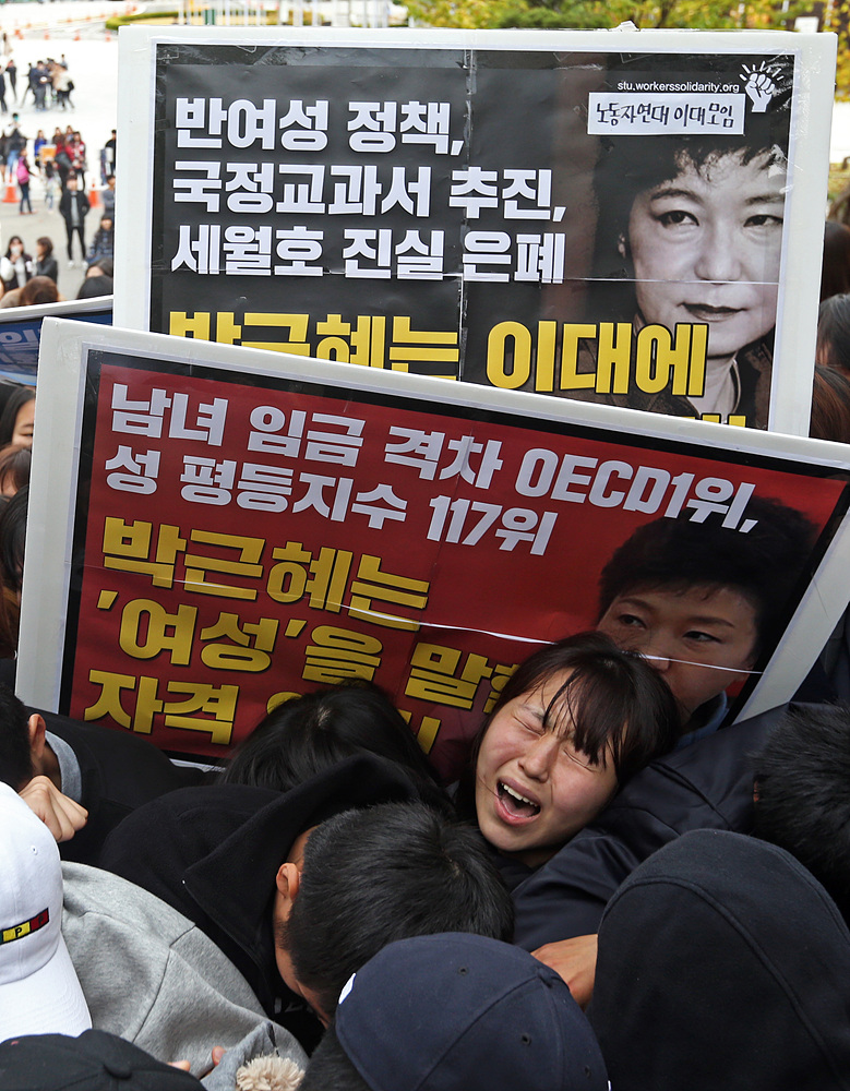 이화여대 학생들이 29일 오후 전국여성대회에 참석하기 위해 이대를 찾은 박근혜 대통령에게 항의하기 위해 행사장으로 향하다 경찰에 가로막혀 있다. 이정용 기자 lee312@hani.co.kr