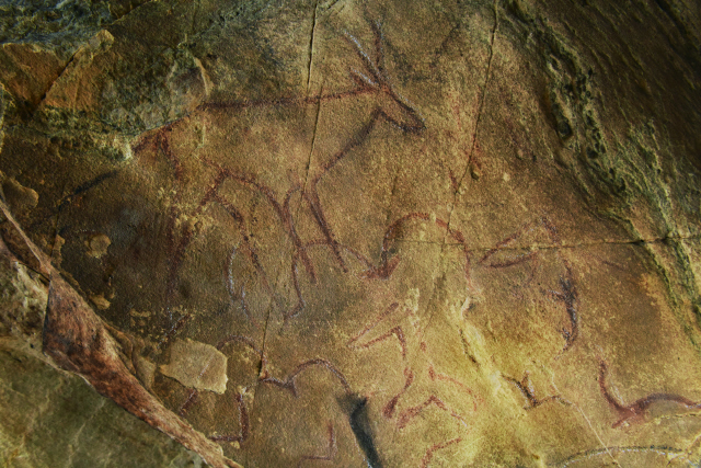 아랄 톨고이의 ‘첼링 동굴’ 안에 그려진 1만2000년 전 벽화. 박하선 사진가