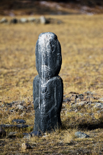 전남 화순 운주사의 석상과 비슷해 보이는 아랄 톨고이의 고대 무덤 앞 쿠누 초도. 이곳에 집단으로 몰려 있는 무덤들은 기원전 훈족들의 무덤으로 추정된다. 박하선 사진가