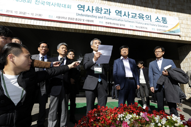 전국역사학대회가 열린 30일 오전 서울 관악구 서울대 문화관 앞에서 양호환 서울대 역사교육과 교수(가운데 종이를 든 이)가 역사교육연구회 등 역사학 관련 28개 학회를 대표해 역사교과서 국정화 방침 철회를 촉구하는 성명서를 발표하고 있다. 김명진 기자 littleprince@hani.co.kr