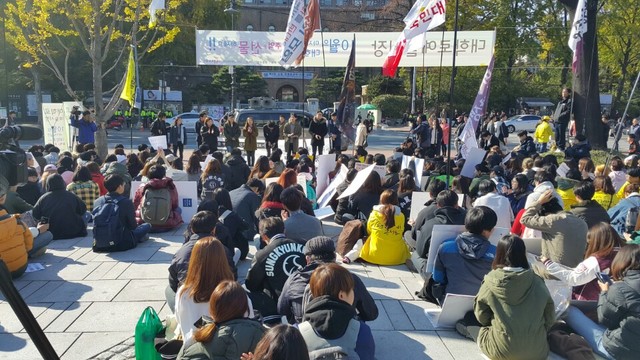 31일 오후 서울 대학로 마로니에공원에서 서울 동북부지역 대학생들이 역사교과서 국정화 저지 대학생 대회를 열고 있다.