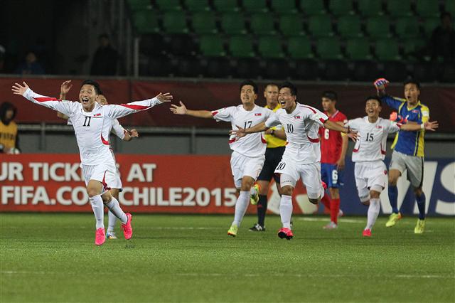 북한 선수들이 25일(현지시각) 칠레 푸에르토몬트에서 열린 2015 국제축구연맹(FIFA) 월드컵(U-17) E조 조별리그 3차전에서 코스타리카를 2-1로 잡고 16강행이 확정되자 그라운드를 달려 나오며 기뻐하고 있다. 푸에르토몬트/AFP 연합뉴스