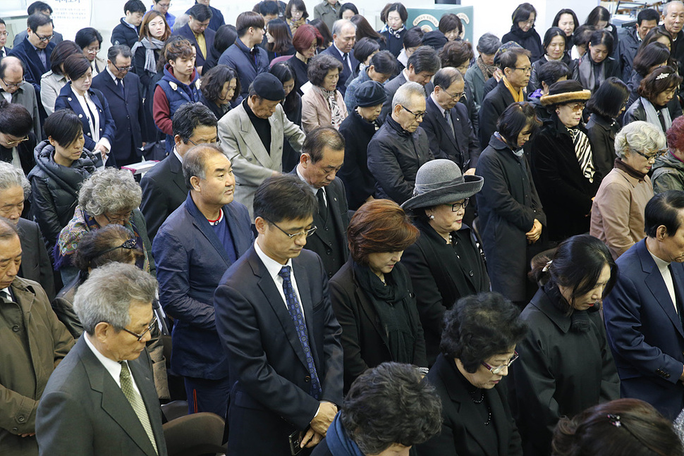 지난 8월 별세한 고 천경자 화백의 추도식이 열린 30일 오전 서울 중구 서소문동 서울시립미술관 서소문 본관 로비에서 유가족들과 문화계 인사들이 고인의 넋을 기리고 있다. 김봉규 선임기자 bong9@hani.co.kr