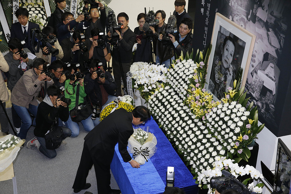 지난 8월 별세한 고 천경자 화백의 추도식이 열린 30일 오전 서울 중구 서소문동 서울시립미술관 서소문 본관 로비에서 유가족들과 문화계 인사들이 고인의 넋을 기리고 있다. 김봉규 선임기자 bong9@hani.co.kr