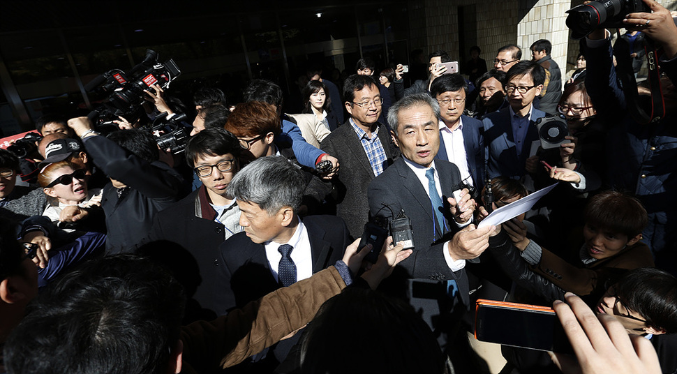 전국역사학대회장 양호환 서울대 교수(종이를 든 이)등 참석자들이 30일 오전 전국역사학대회가 열리고 있는 서울 관악구 대학동 서울대학교 문화관 앞에서 역사교과서 국정화 철회를 요구하고 역사학 교수들의 국정 역사교과서 제작 불참을 촉구하는 성명서를 발표하는 동안, 어버이연합 등 보수단체 회원들이 기자회견을 방해하고 있다. 김명진 기자 littleprince@hani.co.kr