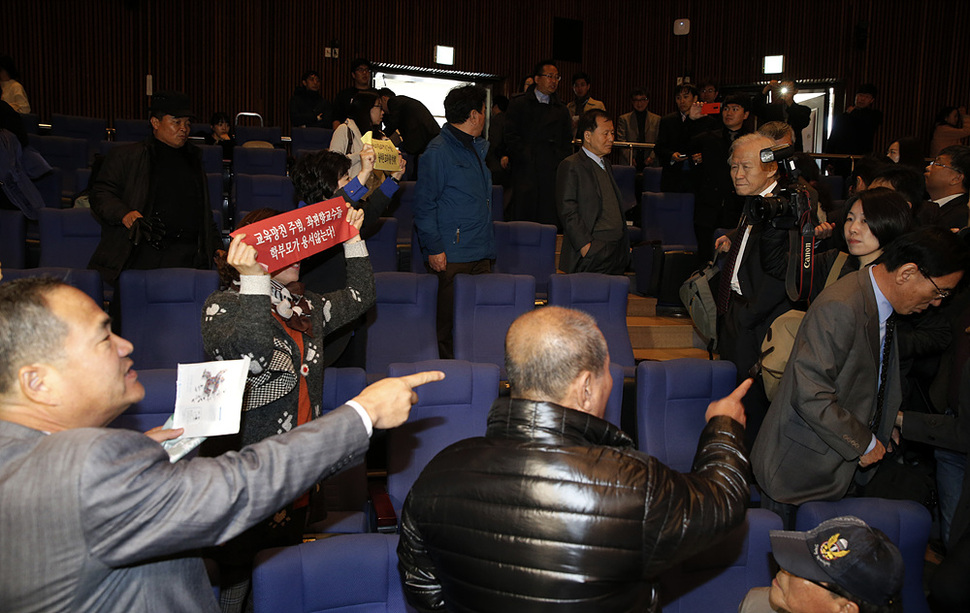 공교육살리기학부모연합, 어버이연합 등 보수단체 회원들이 30일 오전 제 58회 전국역사학대회가 열린 서울 관악구 대학동 서울대학교 문화관에서 역사교과서 국정화를 찬성하는 손팻말을 들고 ‘좌편향교수들 물러가라‘라는 구호를 외치고 있다. 김명진 기자 littleprince@hani.co.kr