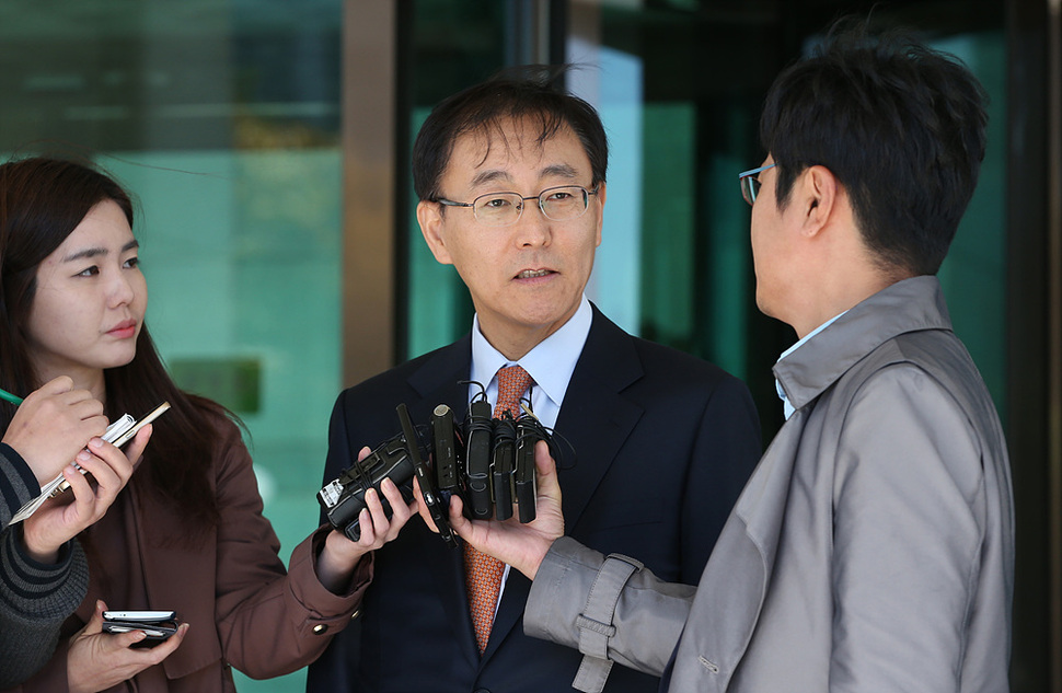 검찰총장으로 내정된 김수남 대검 차장이 30일 오전 서울 서초구 대검찰청사 로비에서 취재진의 질문에 답하고 있다. 신소영 기자 viator@hani.co.kr