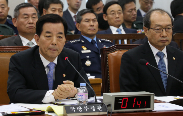 한민구 국방부 장관(앞줄 왼쪽)이 30일 오전 국회 국방위원회 전체회의에서 윤후덕 새정치민주연합 의원이 “고고도미사일방어체계(THAAD) 배치 문제를 놓고 한-미 정부 간 공식·비공식 논의가 있었다”는 록히드마틴 고위 관계자의 인터뷰 내용에 대해 진위를 따져묻자 곤혹스러운 표정을 짓고 있다. 앞줄 오른쪽은 장명진 방위사업청장, 뒷줄 가운데는 정경두 공군참모총장. 이정우 선임기자 woo@hani.co.kr