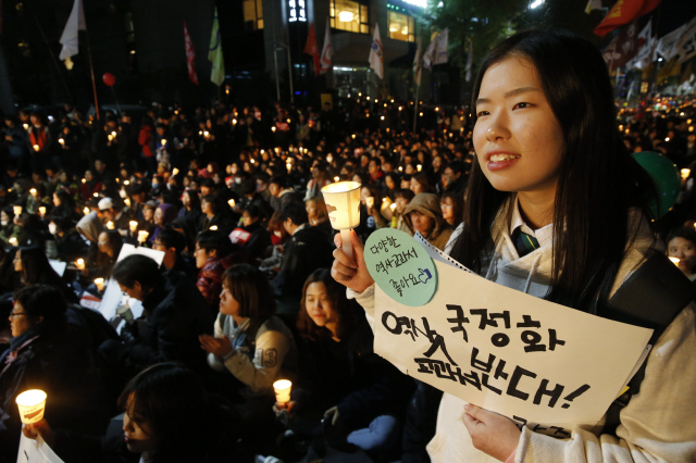 서울 청계광장에서 ‘한국사 교과서 국정화 저지 네트워크’ 주최로 31일 오후 열린  ‘올바른 역사교과서 추진 저지 범국민대회’에 참석한 시민, 학생, 역사학자 등 참가자들이 촛불을 들고 역사교과서 국정화 철회를 촉구하고 있다.   김봉규 선임기자 bong9@hani.co.kr