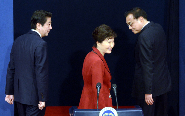 박근혜 대통령과 아베 신조 일본 총리(왼쪽), 리커창 중국 총리(오른쪽)가 1일 청와대에서 열린 한·중·일 정상회의 공동기자회견이 끝난 뒤 회견장을 나서고 있다.  청와대사진기자단