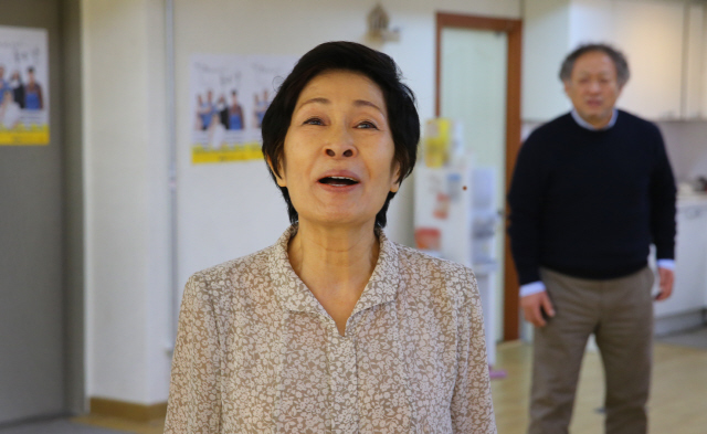 김혜자가 남편역으로 출연하는 배우 송용태와 한 장면을 연기하고 있다. 탁기형 선임기자 <A href="mailto:khtak@hani.co.kr">khtak@hani.co.kr</A>