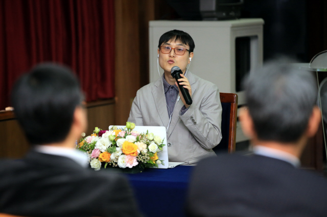 시각장애인 변호사 김재왕씨가 2일 오후 서울 마포구 공덕동 서울서부지방법원에서 ‘장애인 인식 개선’을 주제로 강연을 하고 있다.  김태형 기자 xogud555@hani.co.kr