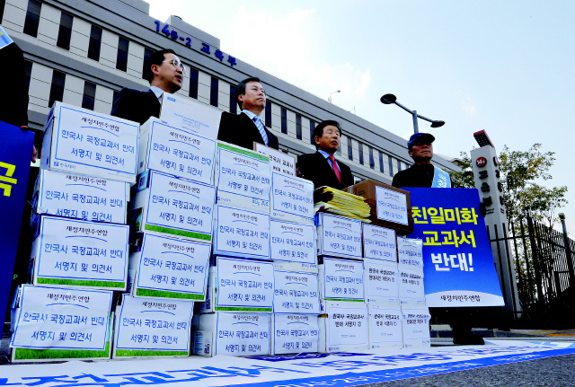 도종환 새정치민주연합 한국사교과서 국정화저지특별위원장(왼쪽 둘째)과 유인태(오른쪽 둘째)ㆍ박흥근(맨왼쪽) 의원 등이 2일 오후 충남 세종시 교육부 청사 앞에서 한국사 교과서 국정화 반대 의견서와 서명지를 교육부에 전달하기에 앞서 국정화 고시 중단을 촉구하고 있다.  세종/김경호 선임기자 jijae@hani.co.kr