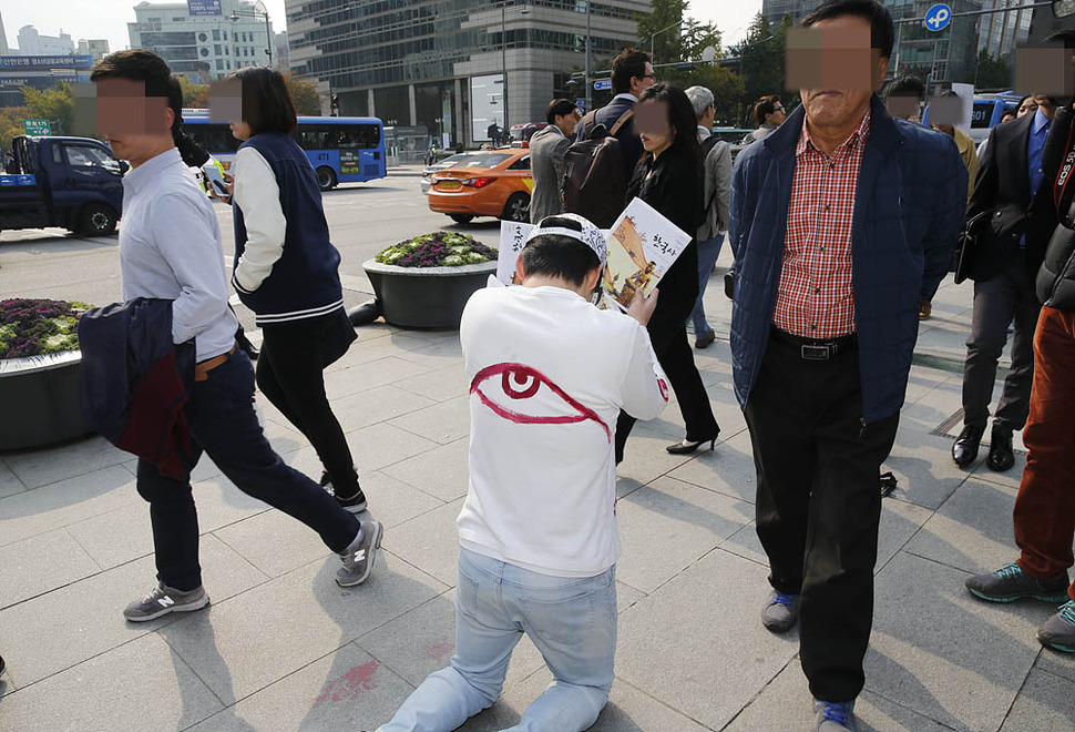 20개 청년예술가 단체로 이뤄진 한국사 교과서 국정화 반대 청년예술가 단체 연석회의 대표들이  2일 오후 서울 광화문광장에서 역사교사 국정화반대 기자회견을 하고 있다. 기자회견을 마친 뒤 국민의 눈과 귀를 막고 있다는 의미의 행위극을 하고 있다. 김봉규 선임기자 bong9@hani.co.kr