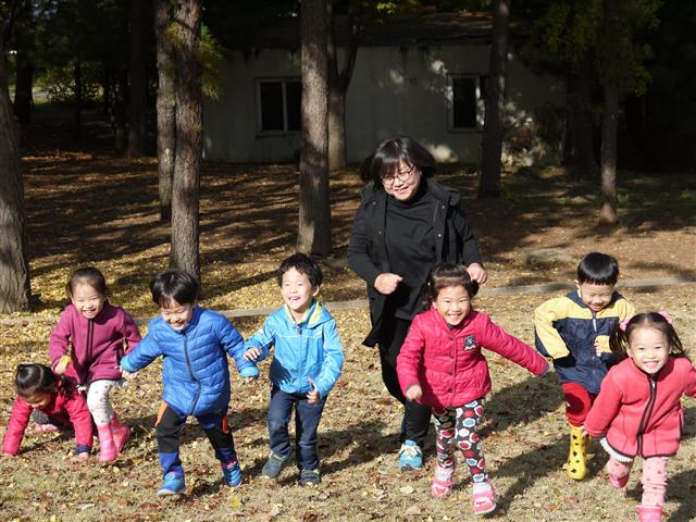  2. 지난 10월28일 서울시 광진구 서울어린이대공원에서 신씨가 양진유치원 어린이와 함께 ‘숲속 유치원’ 체험 프로그램을 진행하고 있다.