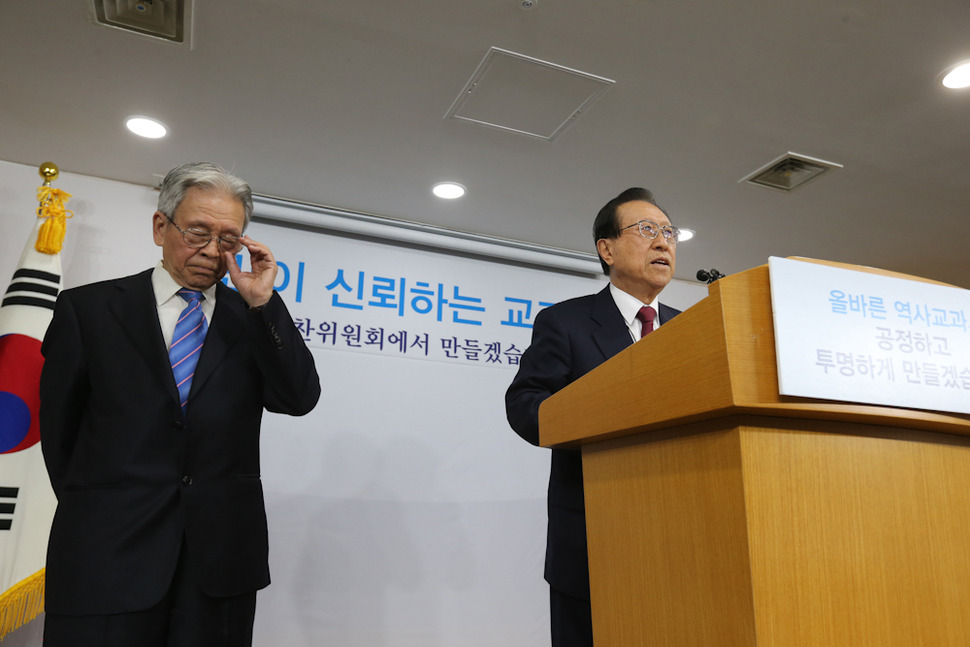 김정배 국사편찬위원회 위원장이 4일 오전 서울 세종로 정부서울청사에서 역사교과서 편찬방향 및 집필진 등에 대해 설명하고 있다. 왼쪽은 신형식 이화여대 명예교수. 김태형 기자 xogud555@hani.co.kr