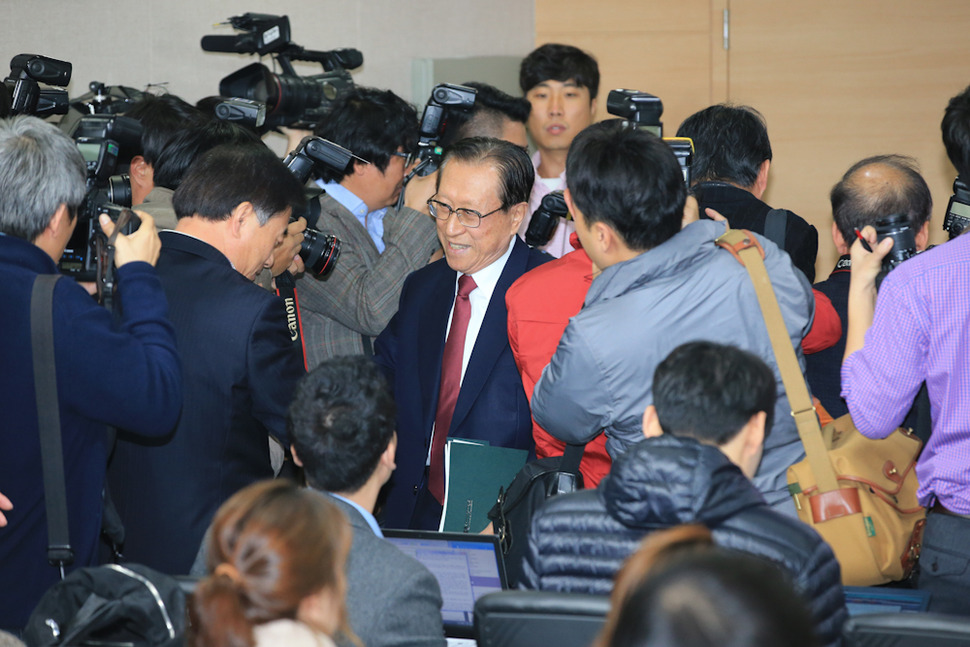 김정배 국사편찬위원회 위원장이 4일 오전 서울 세종로 정부서울청사에서 역사교과서 편찬방향 및 집필진 등에 대해 설명을 마친 뒤 회견장을 나서고 있다. 김태형 기자 xogud555@hani.co.kr