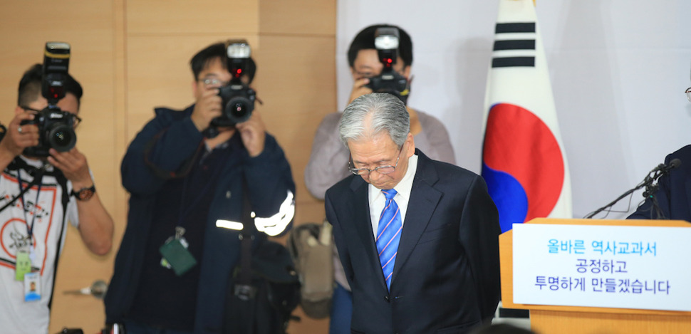 김정배 국사편찬위원회 위원장이 4일 오전 서울 세종로 정부서울청사에서 역사교과서 편찬방향 및 집필진 등에 대해 설명하는 동안 신형식 이화여대 명예교수가 생각에 잠겨 있다. 김태형 기자 xogud555@hani.co.kr