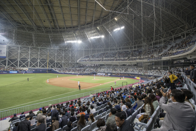 4일 저녁 서울 구로구 고척스카이돔에서 한국과 쿠바 야구대표팀의 ‘2015 서울 슈퍼시리즈’ 1차전이 열리고 있다. 김성광 기자 flysg2@hani.co.kr