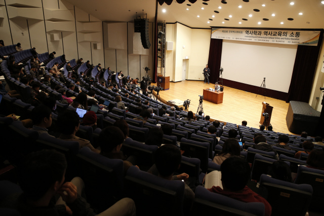 지난달 30일 오전 ‘역사학과 역사교육의 소통’이라는 주제로 서울 관악구 대학동 서울대학교 문화관에서 제58회 전국역사학대회가 열리고 있다. 
 김명진 기자 littleprince@hani.co.kr