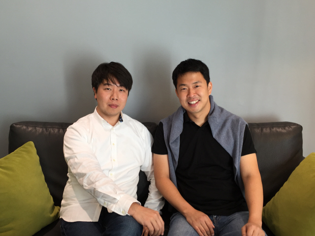 지휘자 지중배씨(왼쪽)와 홍석원씨(오른쪽)는 대학 시절부터 지금까지 둘도 없는 친구이자 선의의 경쟁자다. 이들은 “고민이든 자랑이든 같은 처지에서 모국어로 대화할 수 있는 상대가 있다는 게 큰 힘이 된다”고 했다. 사진 지중배·홍석원 제공 