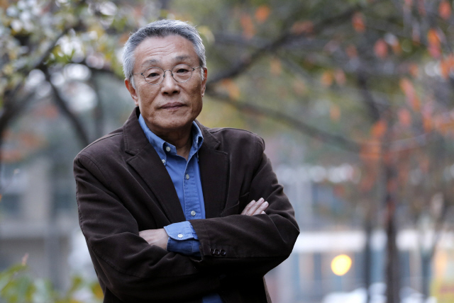 소설 '해질 무렵'을 내고 2일 오후 일산 자택 근처에서 만난 황석영. “철도원 삼대 이야기를 오래 준비해 왔지만 지난 서사가 아니라 요즘 사는 이야기를 쓰기 위해 그 작품은 폐기하기로 했다”며 “내년 초쯤 유럽으로 건너가 쓰다 만 회고록도 완성하고 다음 소설도 쓸 계획”이라고 말했다.  김명진 기자 <A href="mailto:littleprince@hani.co.kr">littleprince@hani.co.kr</A>