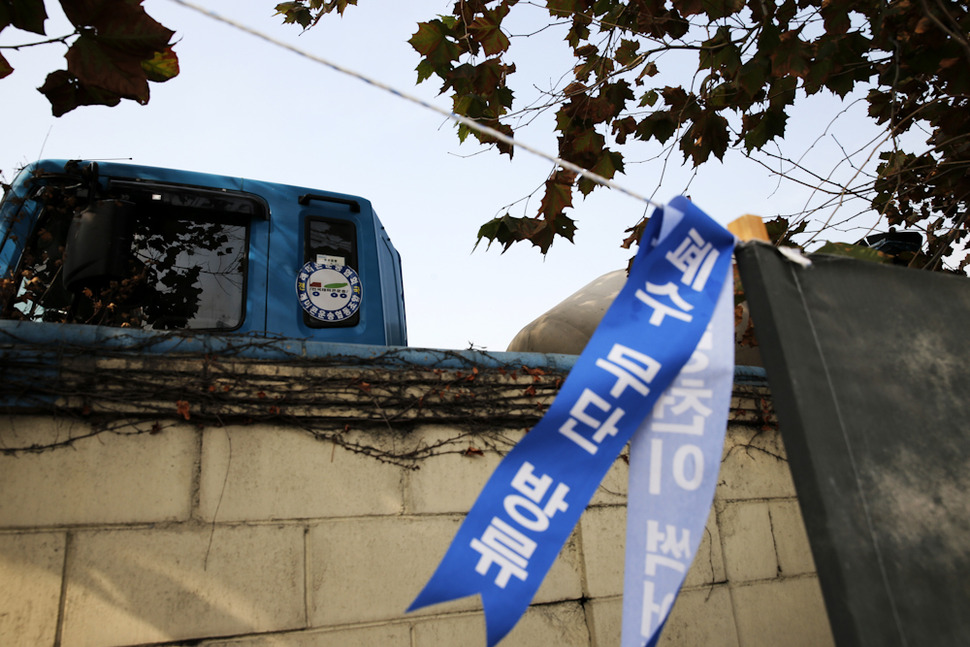 5일 오전 서울 성동구 성수동 삼표레미콘 성수공장 앞에 삼표레미콘의 폐수 무단 배출을 규탄하는 리본이 달려있다. 김명진 기자 littleprince@hani.co.kr
