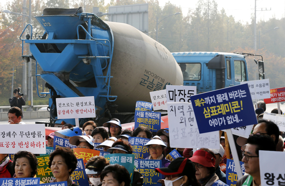 성수구민들이 5일 오전 서울 성동구 성수동 삼표레미콘 성수공장 앞에서 삼표레미콘의 이전을 요구하는 구호를 외치고 있다. 김명진 기자 littleprince@hani.co.kr