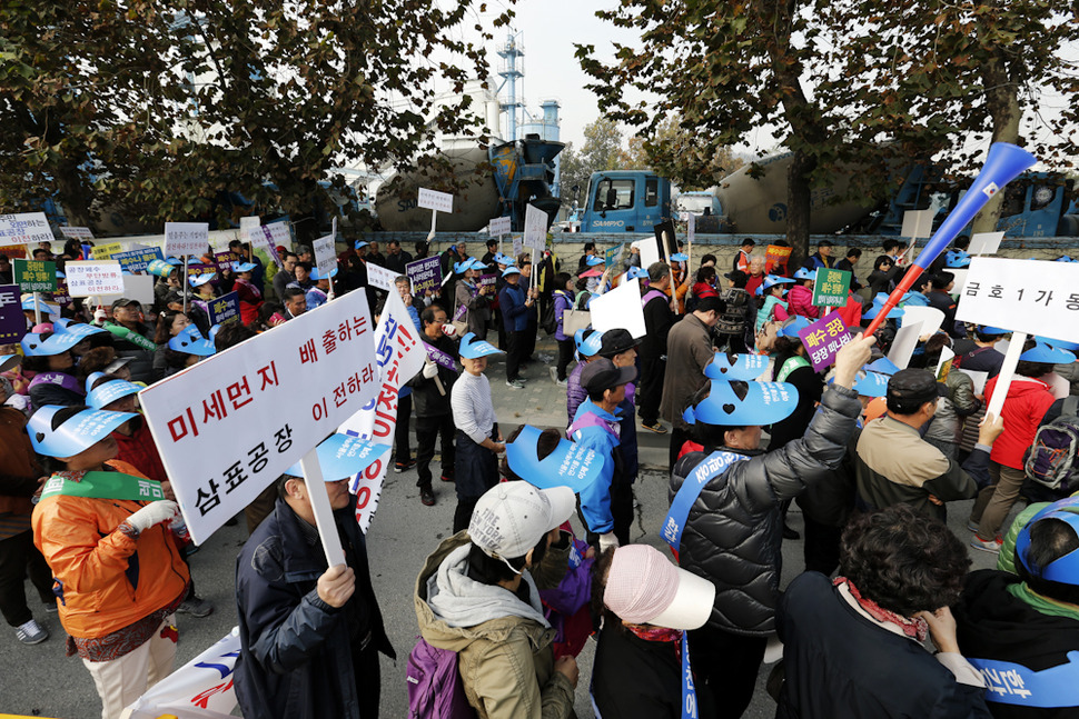 5일 오전 서울 성동구 성수동 삼표레미콘 성수공장 앞에서 성동구민들이 시위를 벌이고 있다. 김명진 기자 littleprince@hani.co.kr