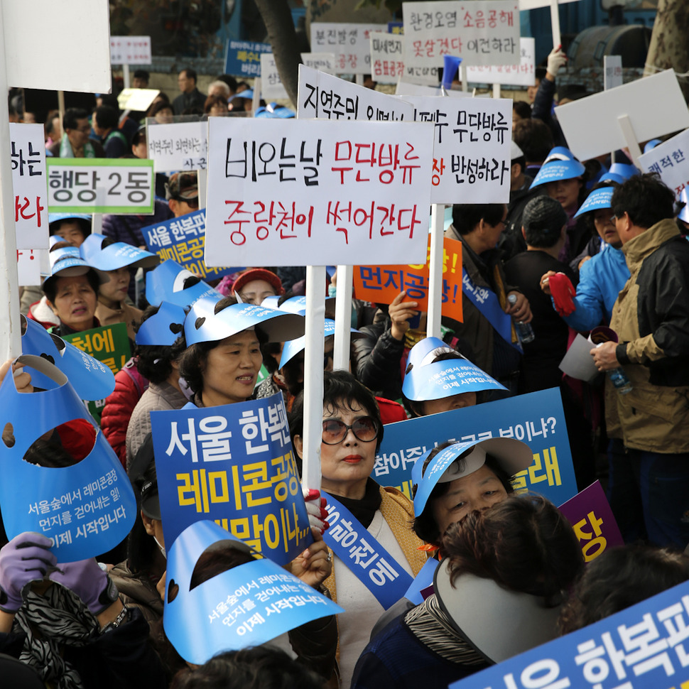 성수구민들이 5일 오전 서울 성동구 성수동 삼표레미콘 성수공장 앞에서 삼표레미콘의 이전을 요구하는 구호를 외치고 있다. 김명진 기자 littleprince@hani.co.kr