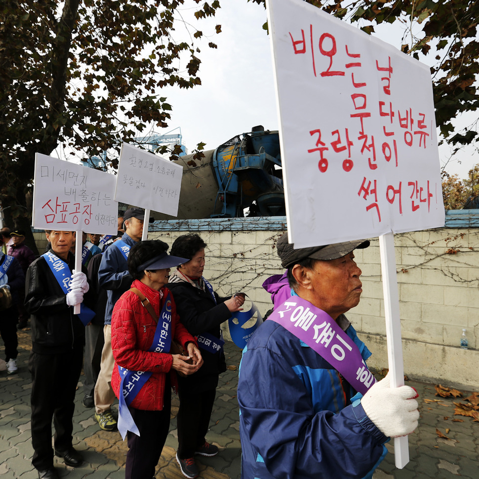 <font color=#000000><b>삼표레미콘에 뿔난 주민들 시위</b></font> 성동구민들이 5일 오전 서울 성동구 성수동 삼표레미콘 성수공장 앞에서 삼표레미콘의 폐수 무단 배출을 규탄하는 시위를 벌이고 있다. 이들은 삼표레미콘의 사과와 공장 이전을 요구했다. 김명진 기자 littleprince@hani.co.kr